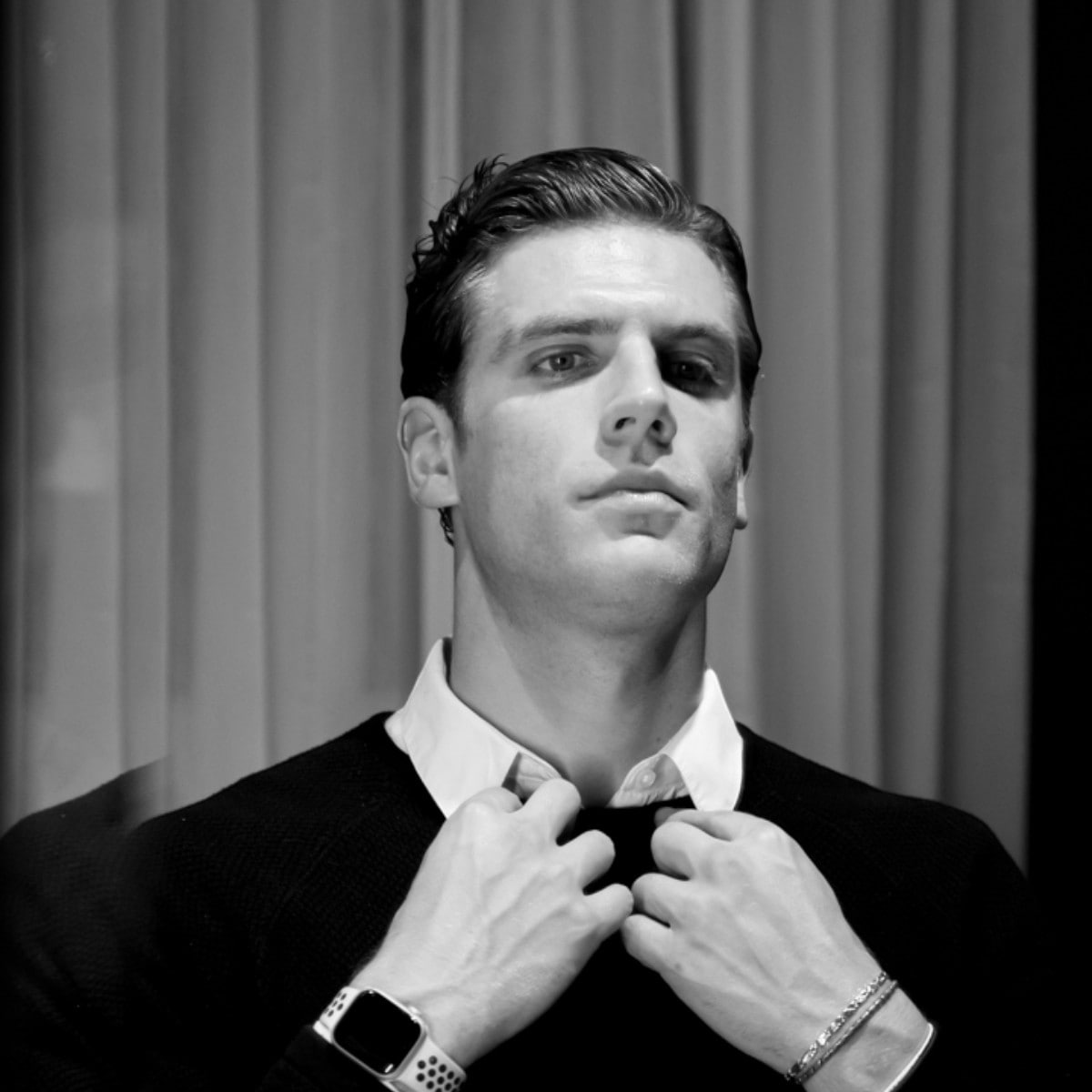 Ανδρικό old money hairstyle με καθαρές γραμμές, φυσικό όγκο και κομψή χωρίστρα σε vintage ατμόσφαιρα