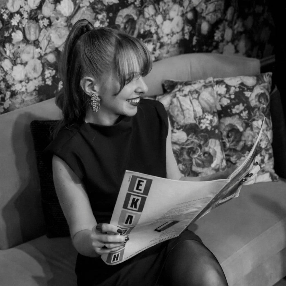 Χριστουγεννιάτικο χτένισμα τύπου Brigitte Bardot με φυσικό όγκο και απαλά waves, δημιουργημένο με OSIS! Schwarzkopf Professional